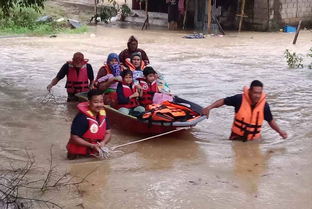 Kelantan dilanda banjir lagi apabila hujan tanpa henti sejak Rabu. - Foto JBPM