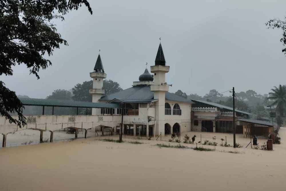 Keadaan bahagian bawah Masjid Mukim Chenulang selepas hujan lebat sejak Rabu. - Foto ihsan penduduk