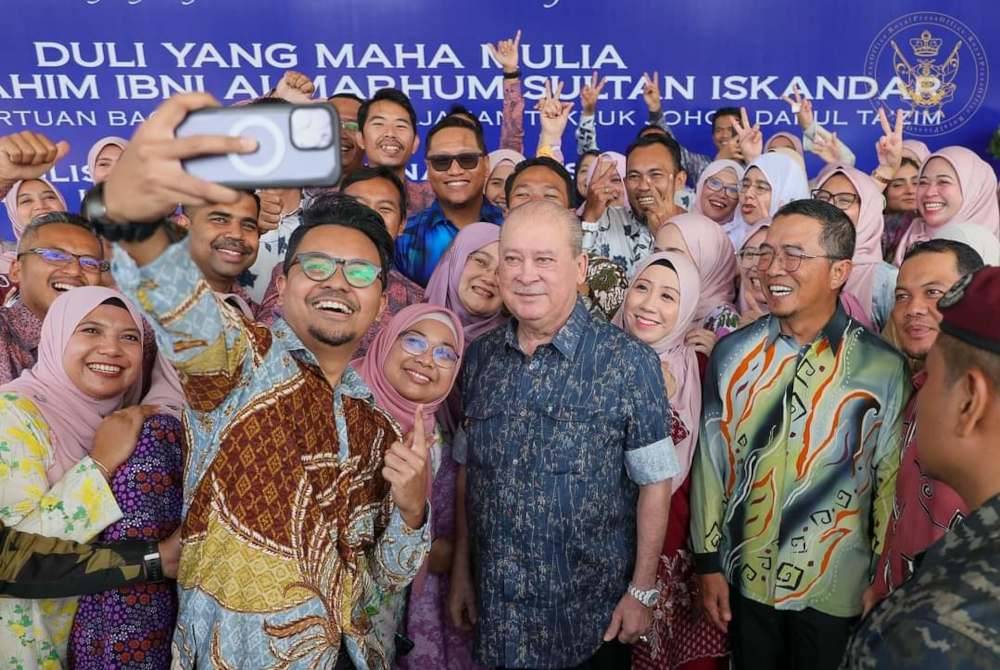 Sultan Ibrahim berkenan bergambar bersama orang ramai yang hadir pada majlis perasmian Menara Hasil Kluang.- Foto Royal Press Office