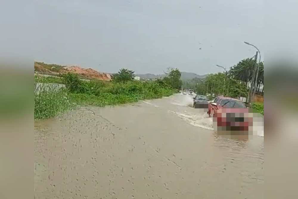 Keadaan Jalan Persiaran Puncak Alam 6 yang dilanda banjir kilat pada Selasa.