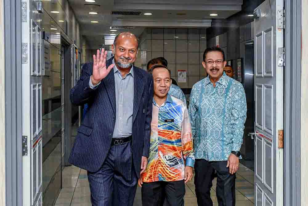 Gobind mengadakan lawatan ke MAMPU di Kompleks Setia Perdana, pada Khamis. Turut hadir Mohd Zuki (kanan) dan Rodzi. - Foto Bernama
--fotoBERNAMA (2023) HAK CIPTA TERPELIHARA