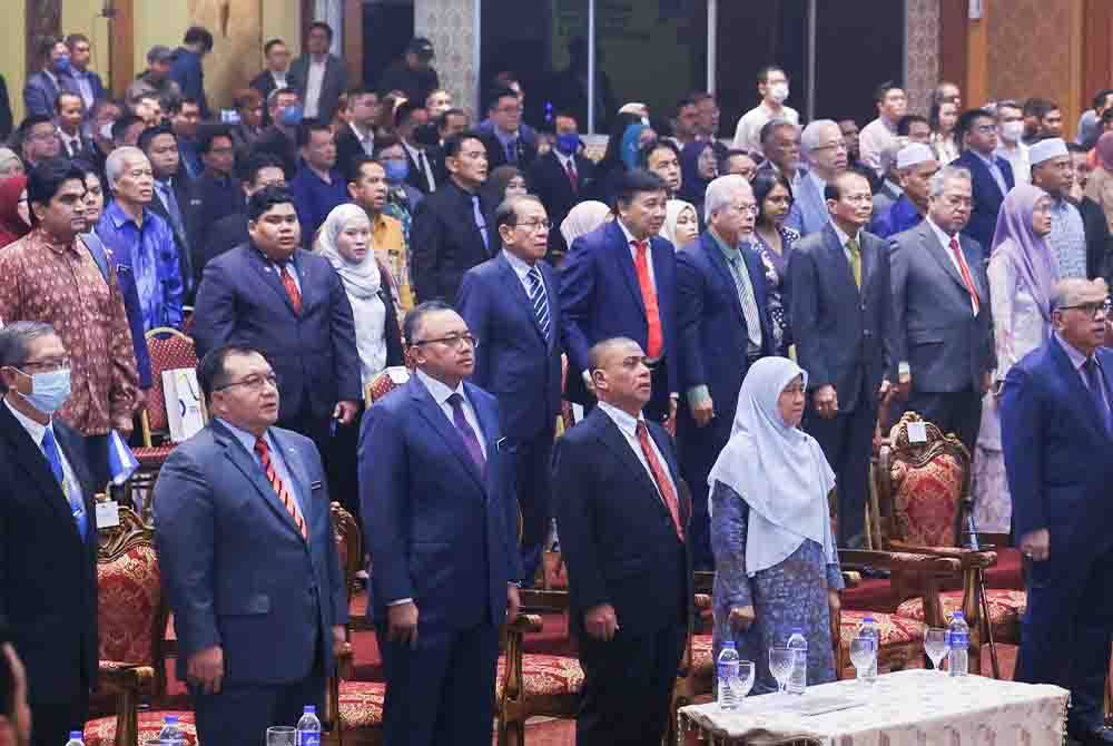 Saarani (empat dari kiri) dalam Program Perak Economic Outlook 2024 di Dewan Bankuet Bangunan Perak Darul Ridzuan pada Khamis.