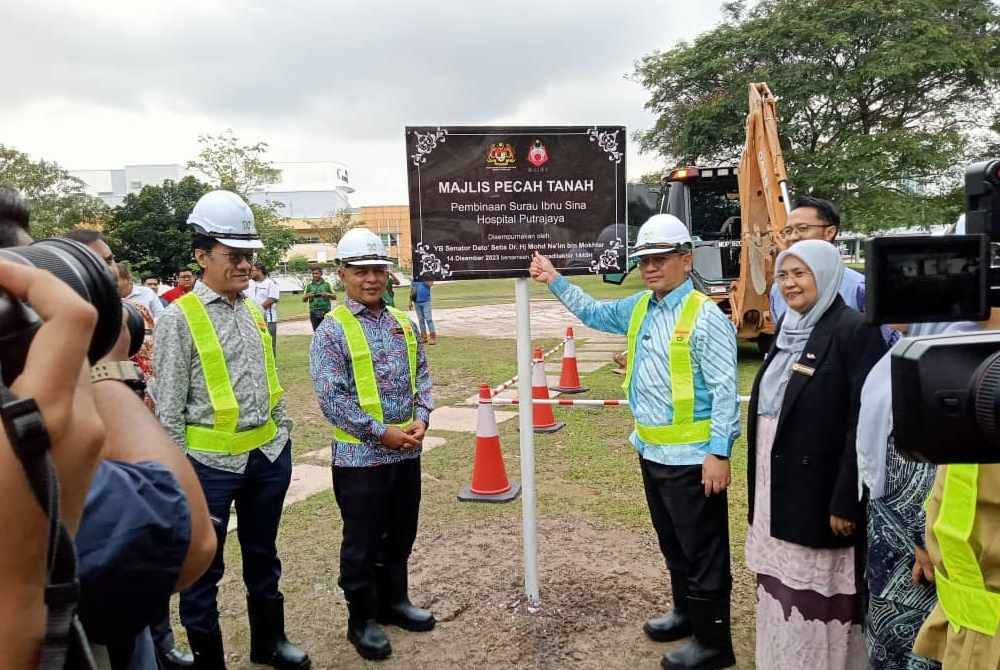 Mohd Naim (kanan) menyempurnakan majlis pecah tanah pembinaan surau Hospital Putrajaya pada Khamis.