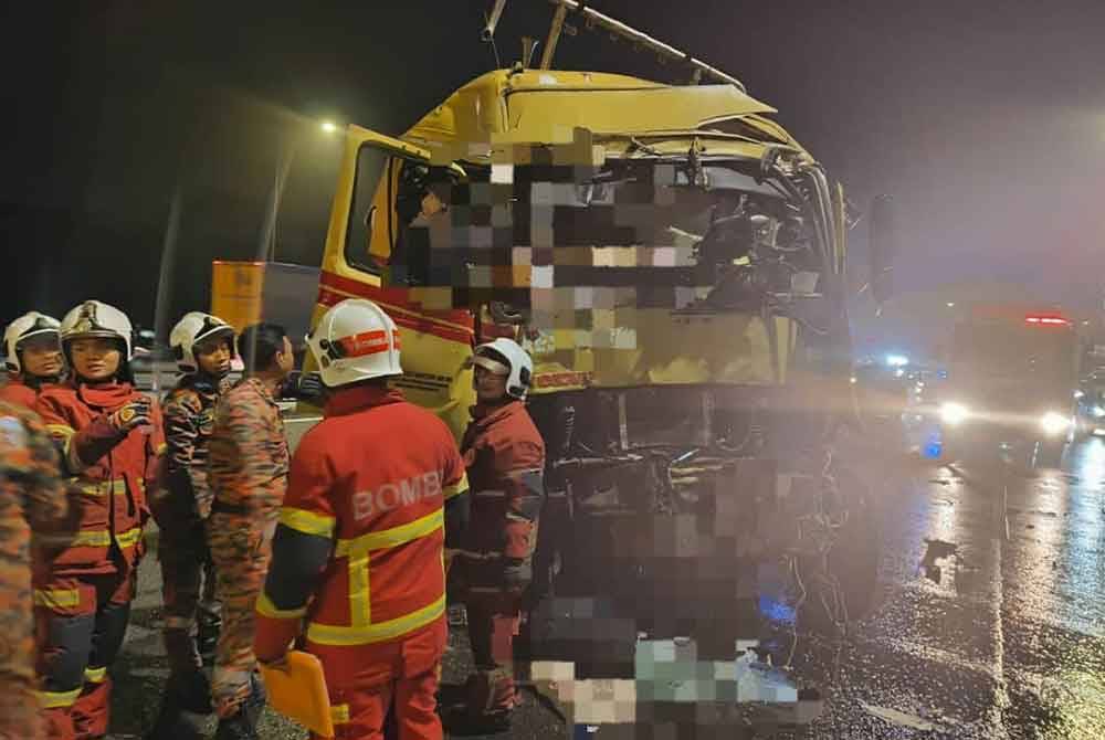 Anggota bomba sedang menjalankan usaha mengeluarkan mangsa yang terlibat dalam kemalangan di Kilometer 457.9 Lebuhraya Lembah Klang Baru (NKVE) pada Rabu.