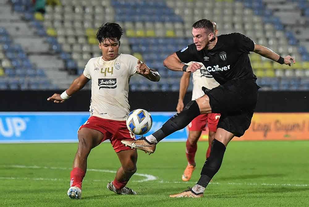 Pemain Terengganu FC, Ivan Mamut (kanan) diasak pemain Bali United FC Kadek Arel Priyatna (kiri) pada perlawanan Piala AFC di Stadium Sultan Mizan Zainal Abidin malam ini. - Foto Bernama