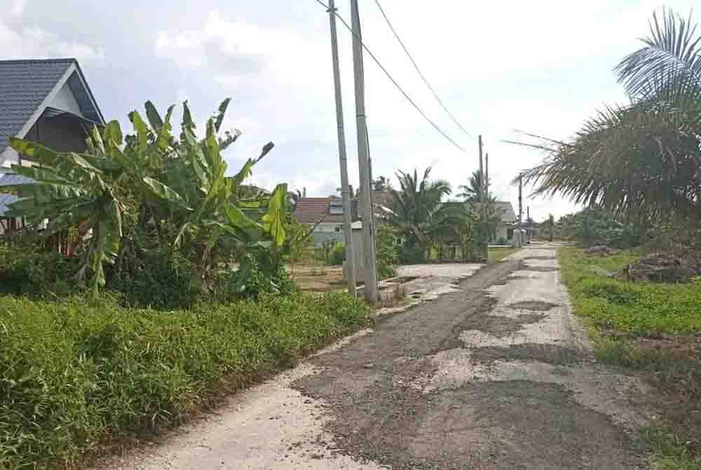 Mohd Zamri mengambil inisiatif sendiri membaik pulih jalan rosak dan berlubang di Jalan Salikin Tanjong Karang.