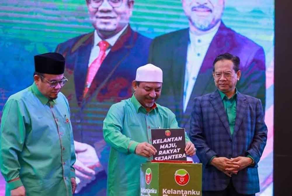 Mohd Nassuruddin (tengah) merasmikan Majlis Sambutan Hari Kelantanku Bersih Tahun 2023 di Kota Bharu pada Khamis.