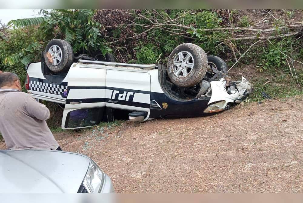 Keadaan kenderaan JPJ dinaiki tiga pegawai yang terbabas sebelum terbalik di Kilometer 152 Jalan Kuala Lumpur - Kuantan pada Khamis.