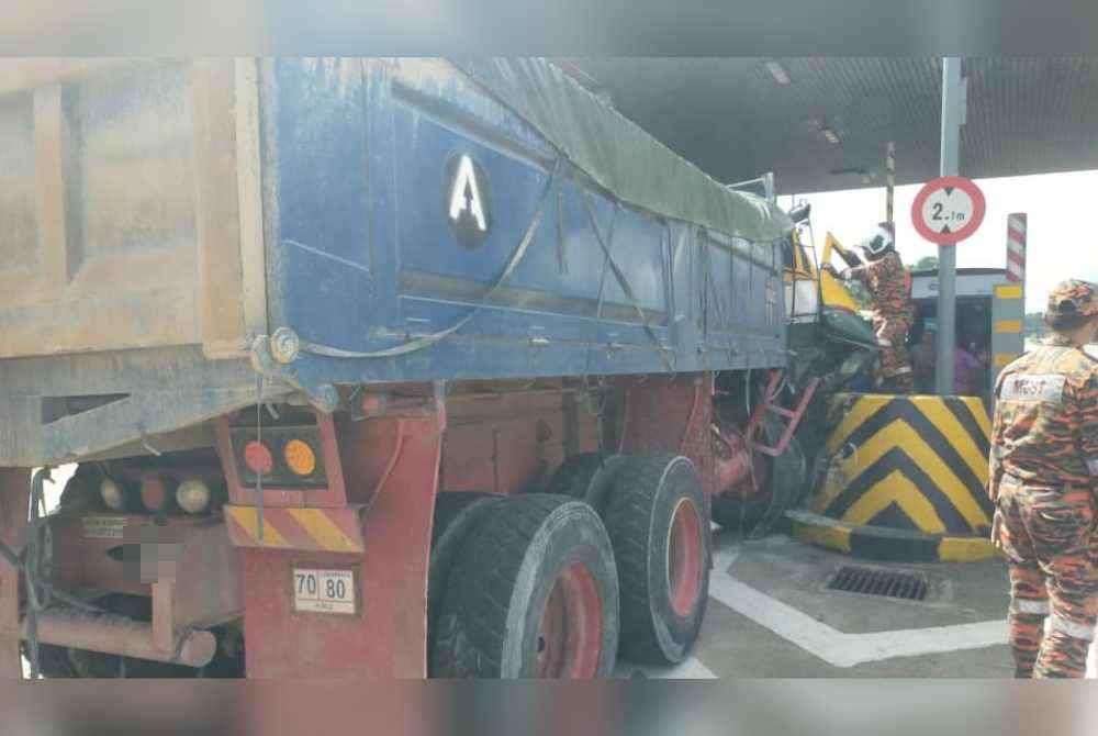 Anggota bomba mangsa menggunakan peralatan khas bagi mengeluarkan mangsa yang tersepit dalam kejadian di Plaza Tol Senai Utara di Kilometer 19.2 Lebuh Raya Utara-Selatan pada Khamis. - Foto Ihsan Bomba