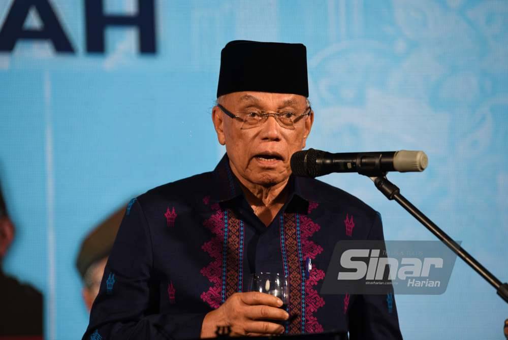 Hashim mendeklamasikan puisi bertajuk &#039;Rasuah Melahap Kita&#039; pada Apresiasi Puisi Antirasuah sempena HARA Rasuah Busters 2023 di Kompleks Kumpulan Karangkraf, Shah Alam pada Khamis.