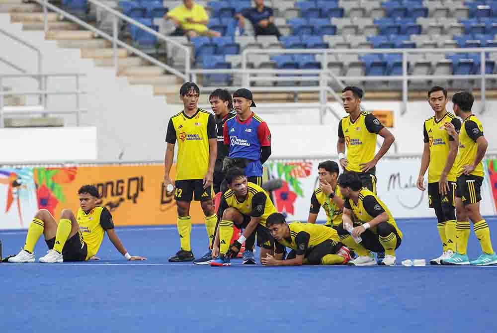 Reaksi kecewa pemain Young Tigers selepas tewas penalti shoot-out dalam aksi klasifikasi kesembilan hingga ke-12 di Stadium Hoki Nasional, Bukit Jalil pada Rabu.
- Foto Bernama