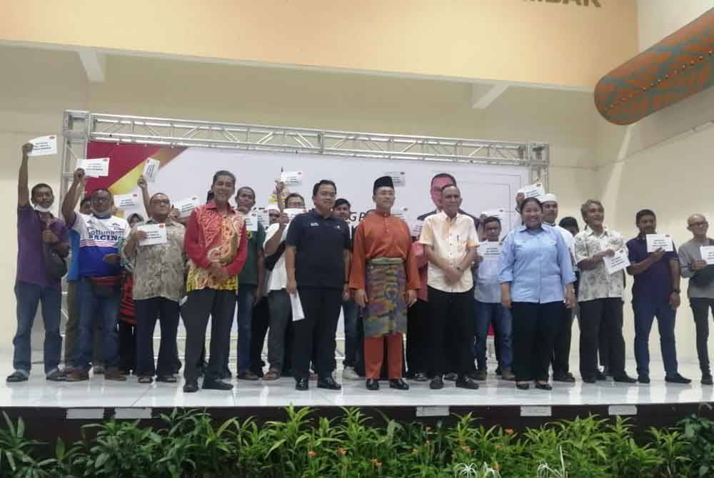 Borhan bergambar bersama penerima ex-gratia bagi jajaran projek ECRL di Gombak.