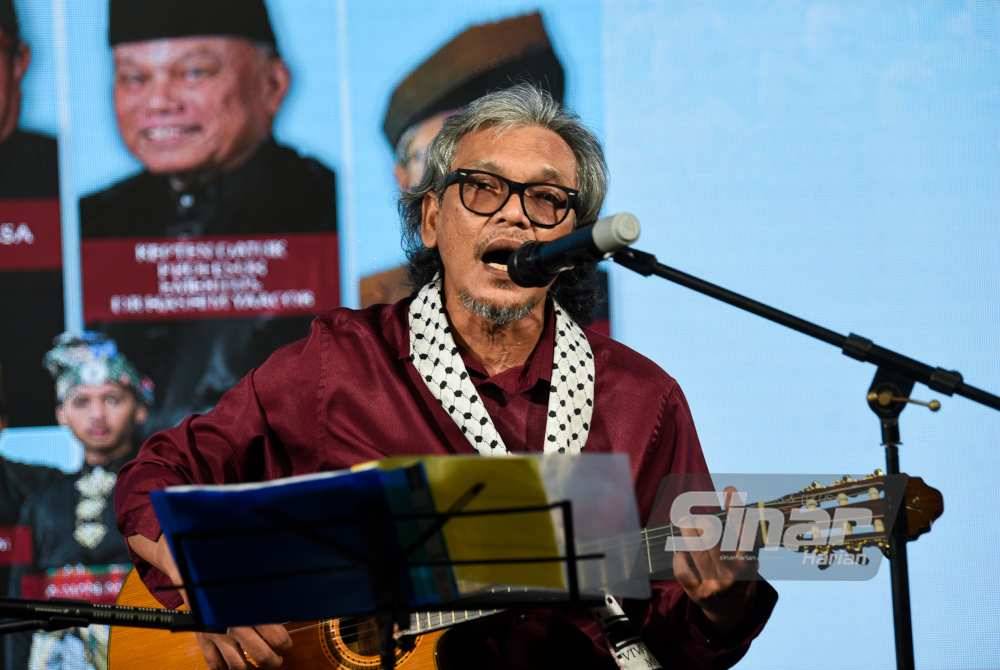 Bard Puisi mendendangkan lagu puisi &#039;Al-Risywah&#039; dengan penuh penghayatan pada Apresiasi Puisi Antirasuah sempena HARA Rasuah Busters 2023 di Kompleks Kumpulan Karangkraf, Shah Alam pada Khamis.