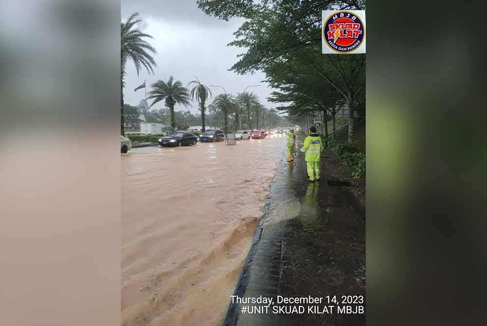 Keadaan Jalan Kolam Ayer, Johor Bahru yang dilanda banjir kilat pada Khamis.