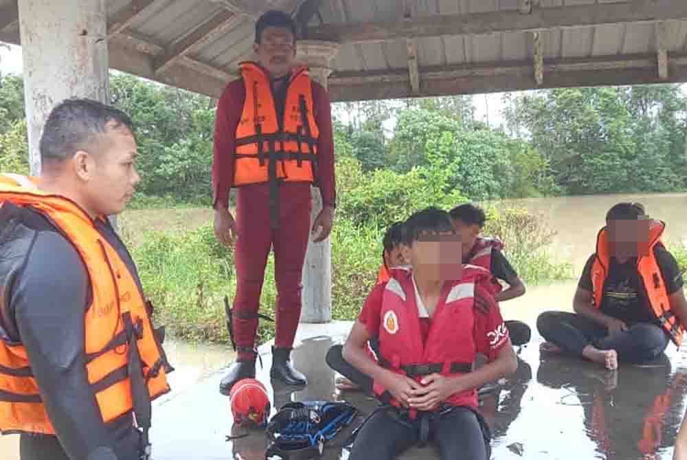 Keempat-empat remaja terbabit berjaya diselamatkan anggota bomba sebelum diserahkan kepada keluarga masing-masing.