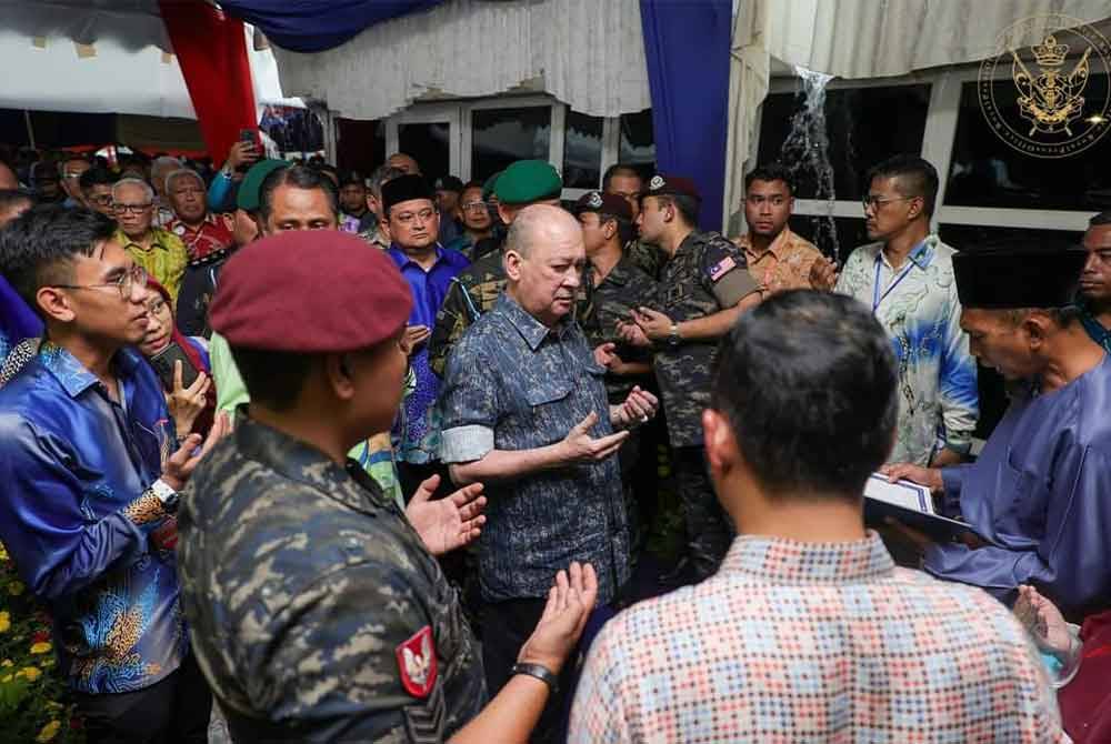 Sultan Ibrahim berkenaan menghadiri Jamuan Teh Bersama Rakyat Daerah Batu Pahat dan Kluang yang diadakan di Dataran Tasik Kluang pada Khamis.- Foto: Royal Press Office (RPO).