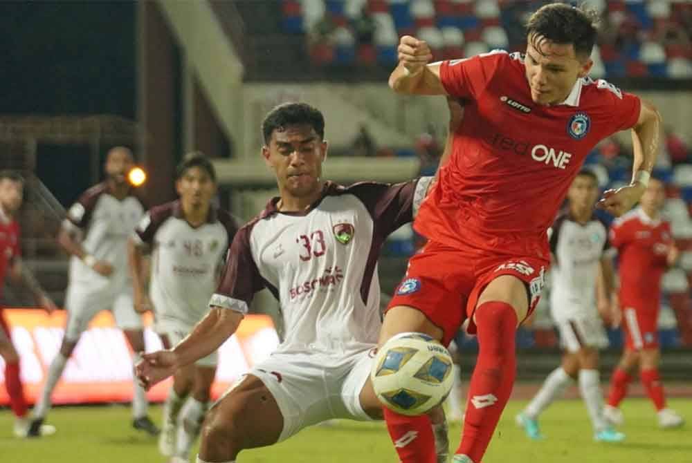 Pemain Sabah, Stuart Wilkin cuba melepasi kawalan pemain Makassar dalam perlawanan Kumpulan H Piala AFC di Stadium Likas pada Khamis.