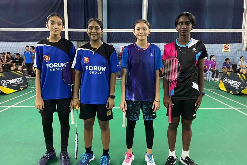 Shaneesa Shahidi (tiga dari kiri) juara perseorangan perempuan B-15 Badminton Terbuka Rawang 2022