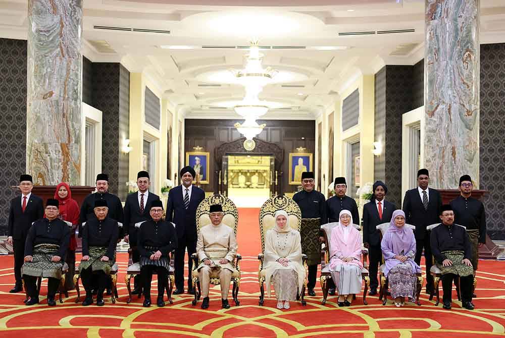 Yang di-Pertuan Agong, Al-Sultan Abdullah Riayatuddin Al-Mustafa Billah Shah bersama Raja Permaisuri Agong, Tunku Azizah Aminah Maimunah Iskandariah berkenan bergambar kenangan bersama jemaah Menteri Persekutuan selepas Istiadat Pengurniaan Surat Cara Pelantikan dan Istiadat Mengangkat Sumpah Jawatan dan Setia serta Sumpah Rahsia di Istana Negara pada Selasa. Foto: Bernama