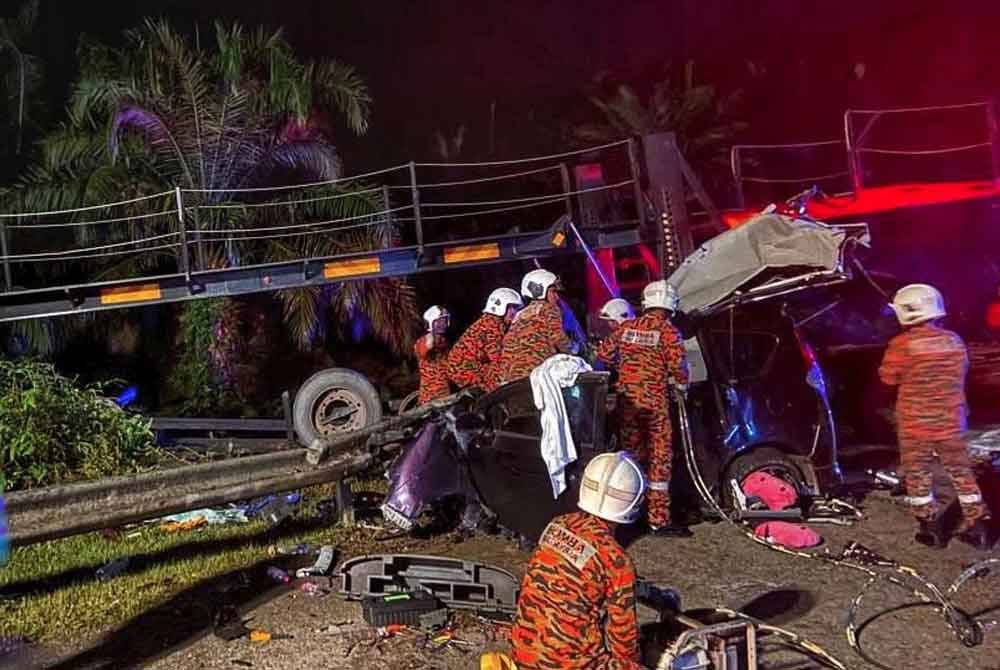 Pasukan bomba dan penyelamat mengeluarkan mangsa kemalangan di KM17, Jalan Lipis-Benta pada awal pagi Jumaat. - Foto ihsan PDRM