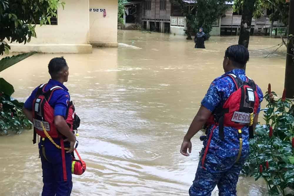 Anggota penyelamat menjalankan operasi membantu memindahkan penduduk yang terjejas banjir. - Foto Angkatan Pertahanan Awam Malaysia