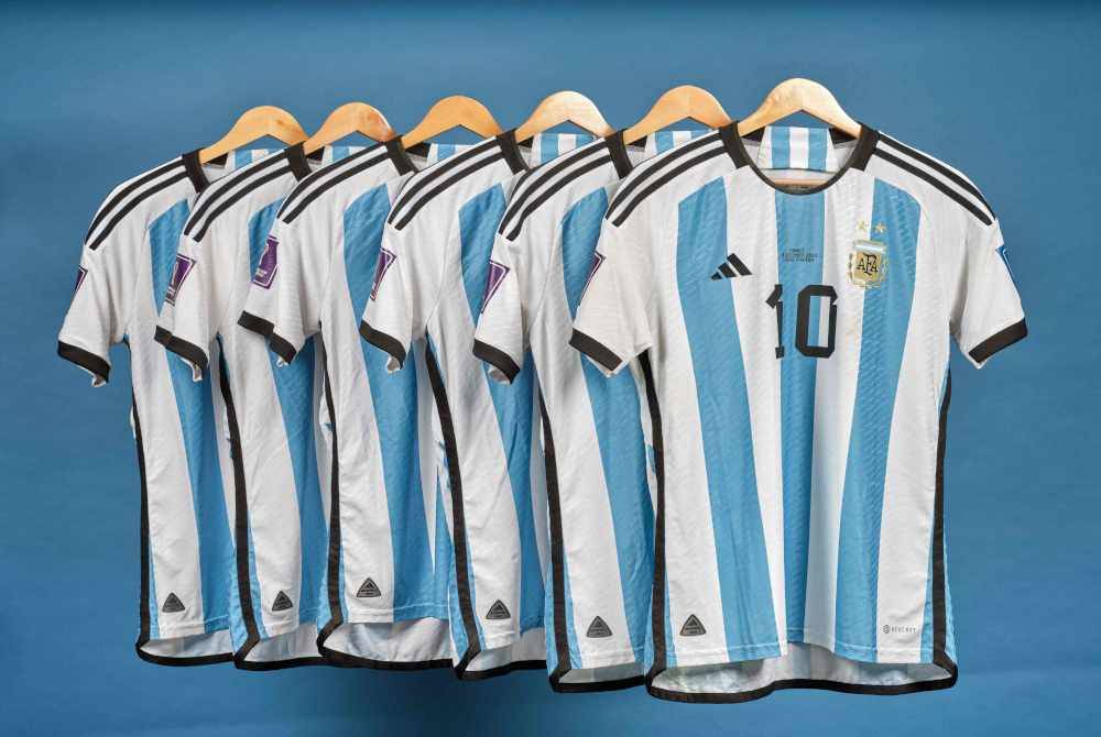 Jersi Messi yang dilelong dan berjaya dijual pada harga RM36.4 juta. - Foto AFP