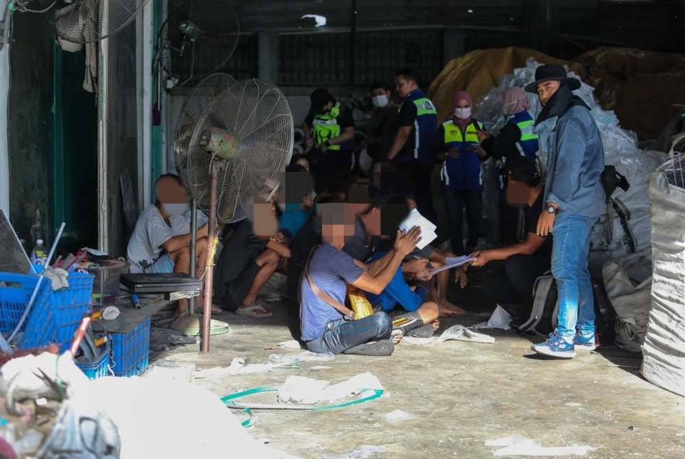 Polis menahan PATI serta menyelamatkan dua mangsa disyaki dieksploitasi sebagai buruh paksa.