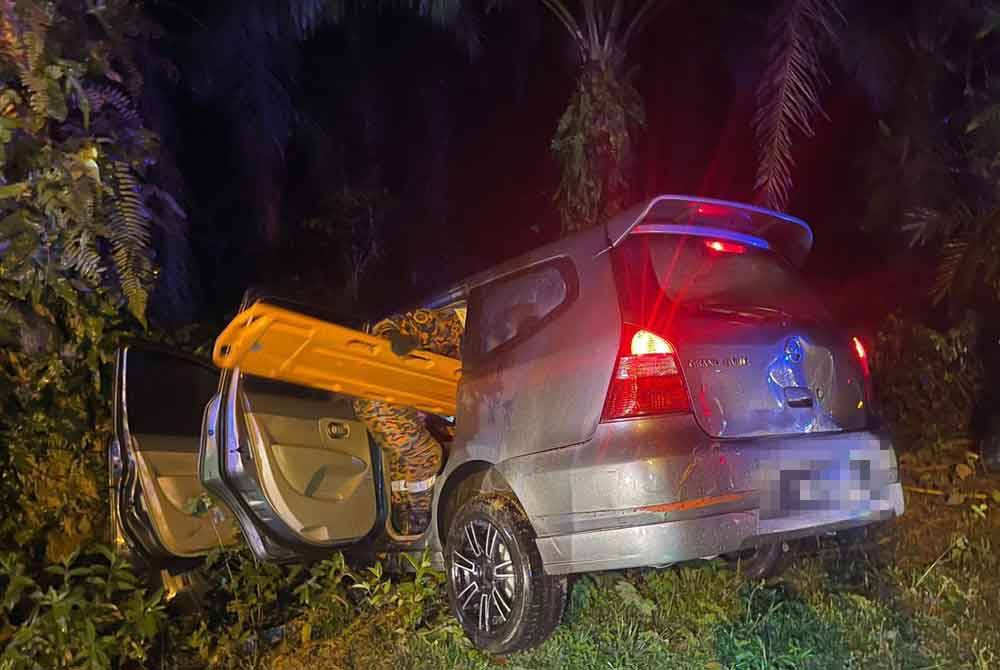 Seorang lelaki disahkan meninggal dunia selepas kira-kira dua jam bertarung nyawa terbabit kemalangan di Jalan Felda Pasoh 2,3, di sini, malam Khamis.