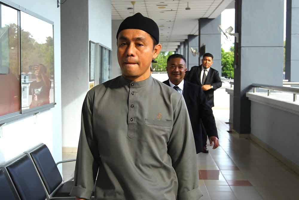 PU Azman berbaju Melayu berwarna kelabu ketika hadir ke Mahkamah Seremban, pada Jumaat.