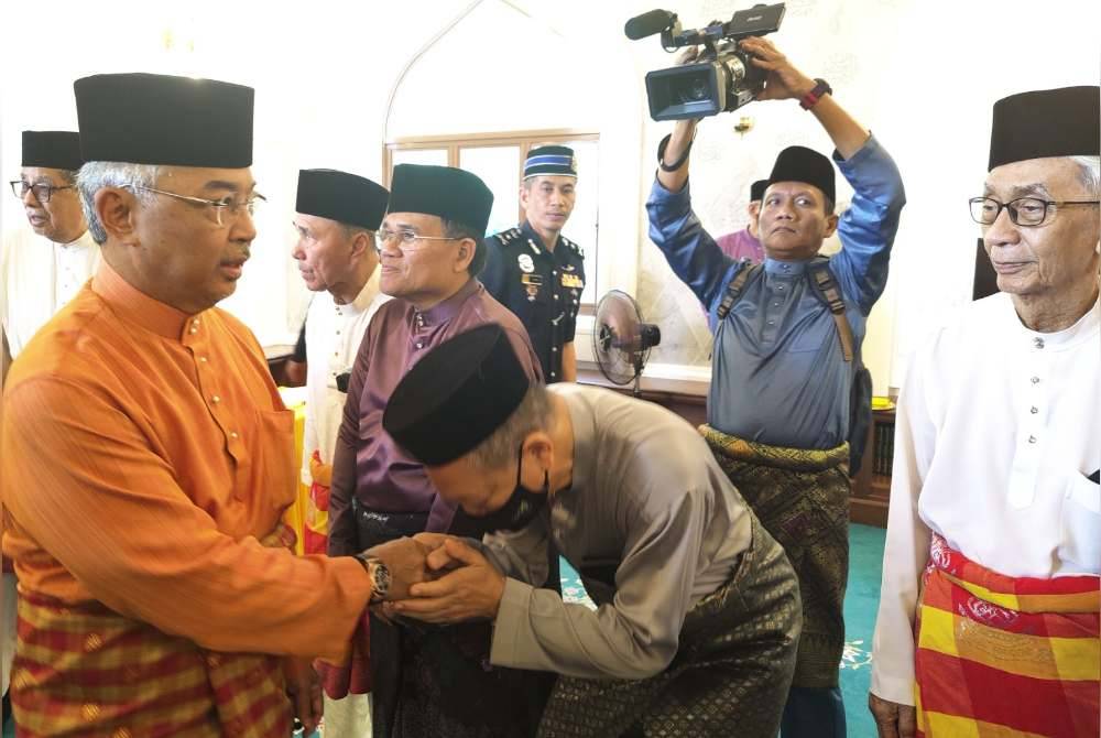 Al-Sultan Abdullah bersalaman dengan jemaah sebelum menunaikan solat Jumaat.