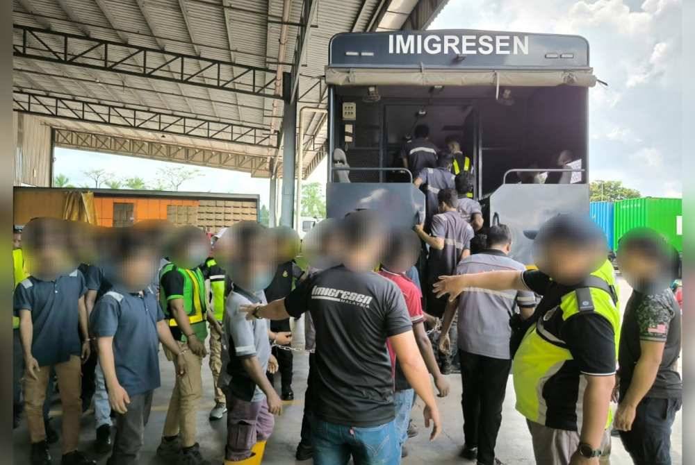 Warga asing yang ditahan dibawa ke depot tahanan menggunakan kenderaan milik Jabatan Imigresen Negeri Johor. - Foto Jabatan Imigresen Johor