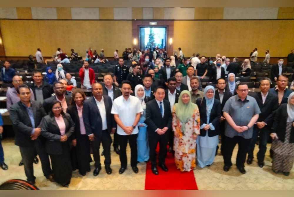 
Suee Lim (tengah) dan Noraini (tujuh dari kanan) pada Sesi Townhall Exco Kerajaan Tempatan bersama pemilik dan pengusaha kilang tanpa kebenaran di Klang