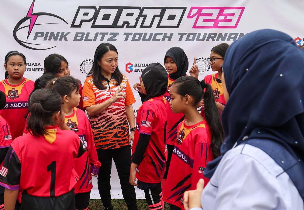 Hannah Yeoh beramah mesra bersama pemain pada Pink Blitz Touch Tournament 2023 pada Jumaat. - Foto: Bernama 