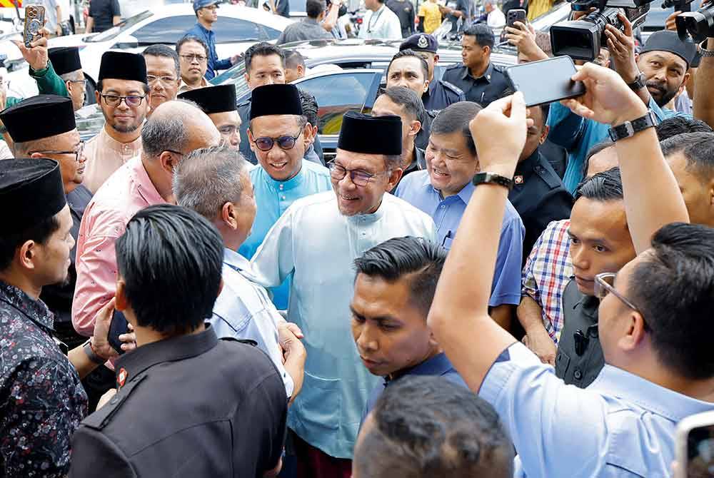 Anwar singgah untuk menjamu selera di Restoran Mak Kimbong, Bandar Baru Bangi di sini, sebelum menunaikan solat Jumaat di Surau Al-Kauthar pada Jumaat. - Foto: Bernama