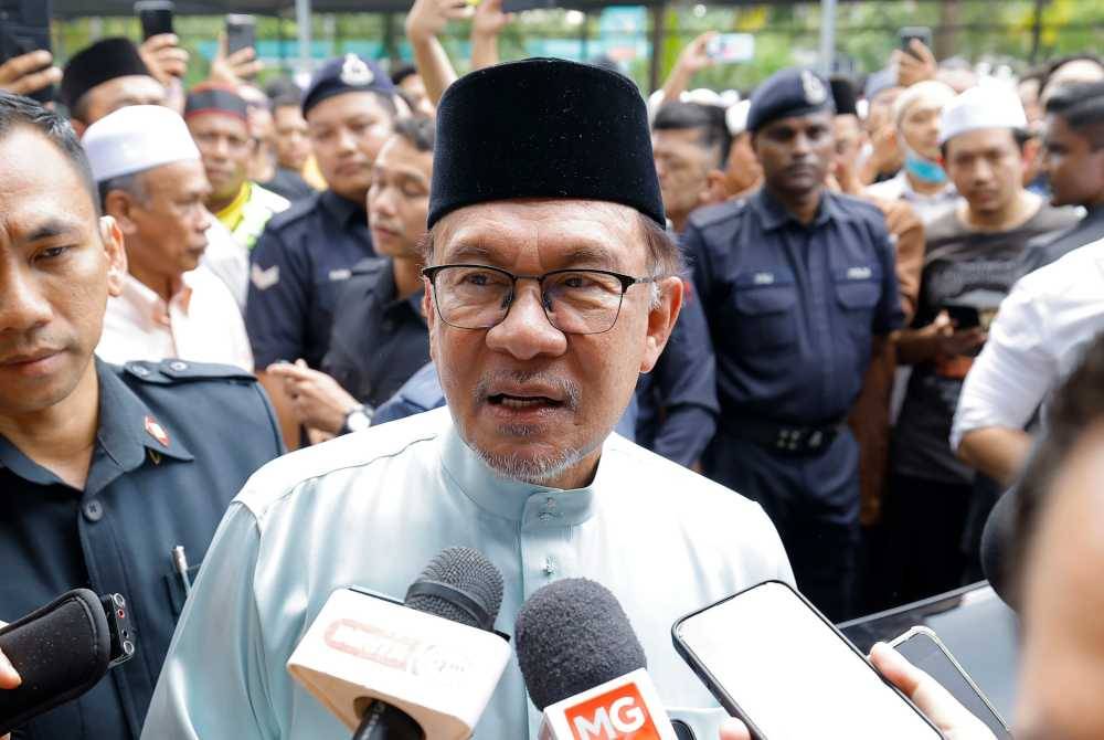 Anwar bercakap kepada pemberita selepas menunaikan solat Jumaat di Surau Al-Kauthar di Bandar Baru Bangi pada Jumaat. - Foto Bernama