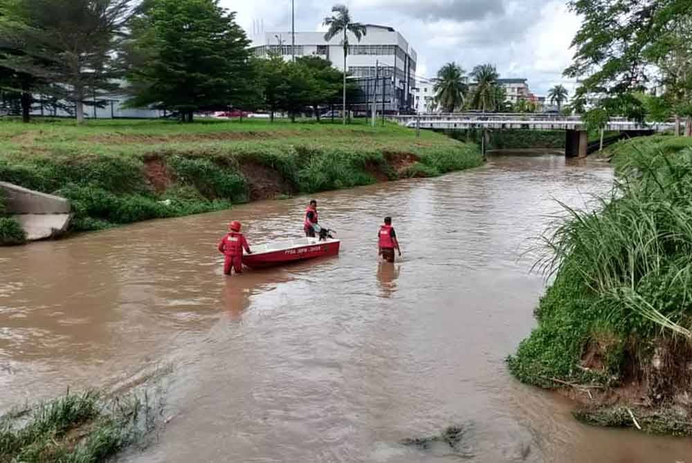 Usaha mencari mangsa masih diteruskan di kawasan permukaan sungai dengan bot fiber sejauh tiga kilometer daripada longkang berkenaan. - Foto: BBP Kluang