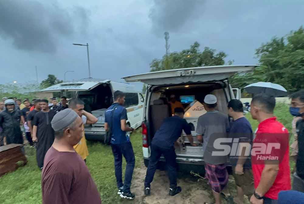 Jenazah tiga beranak maut dalam kemalangan di Lipis dikebumikan di Tanah Perkuburan Islam Pintu Gerbang, Bachok.