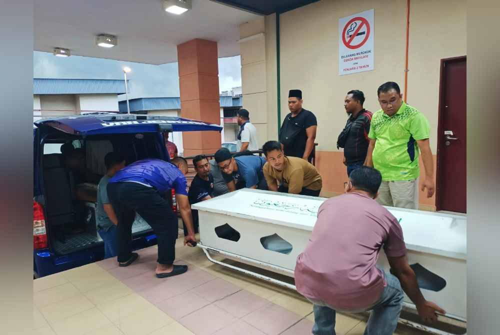 Jenazah mangsa dibawa keluar dari HRPB Ipoh sekitar jam 6.30 petang untuk urusan pengebumian.