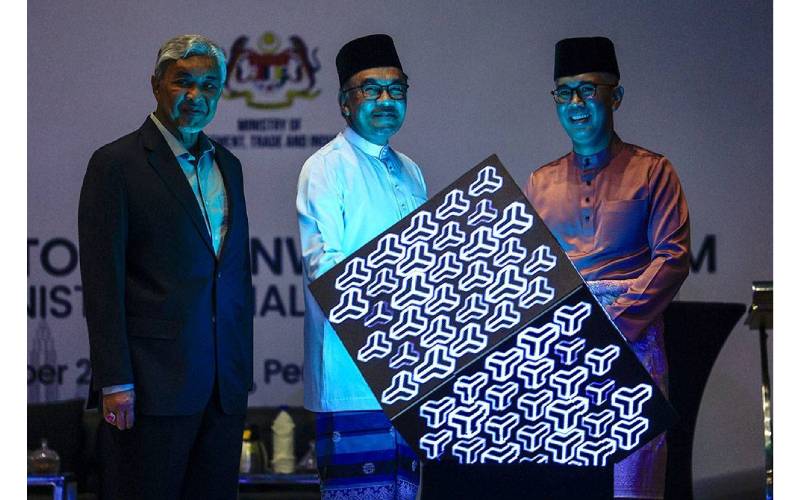 Menteri Pelaburan, Perdagangan dan Industri, Tengku Datuk Seri Zafrul Abdul Aziz (kanan) mengiringi Perdana Menteri, Datuk Seri Anwar Ibrahim (tengah) melancarkan NIMP 2030 sambil disaksikan Timbalan Perdana Menteri, Datuk Seri Dr Ahmad Zahid Hamidi (kiri) di Menara MITI, Kuala Lumpur pada 1 September 2023. - FOTO BERNAMA.