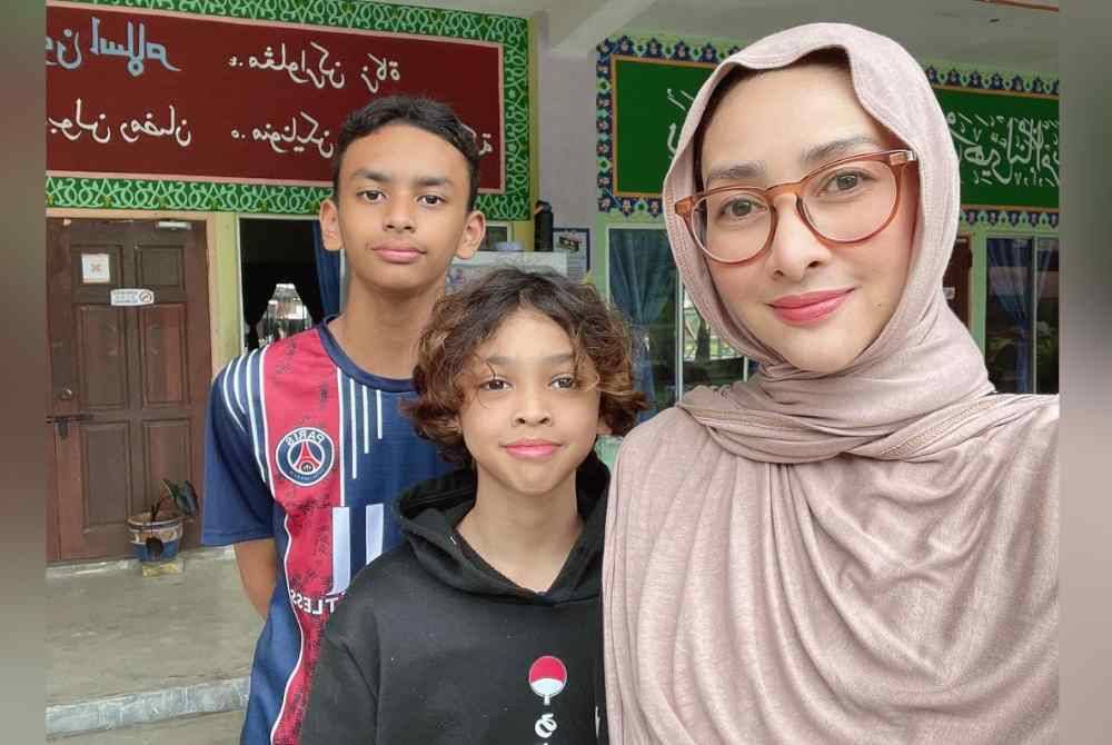 Rita bersama dua cahaya matanya, Airit Rayyan Rizqin, 14, dan Airit Qaqa Arjuna, 12 tahun.