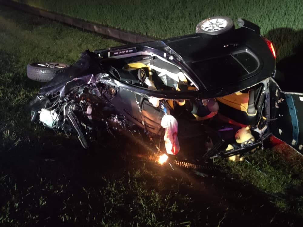 Pasukan bomba menjalankan operasi mengeluarkan mangsa yang tersepit dalam kemalangan, awal pagi Sabtu.