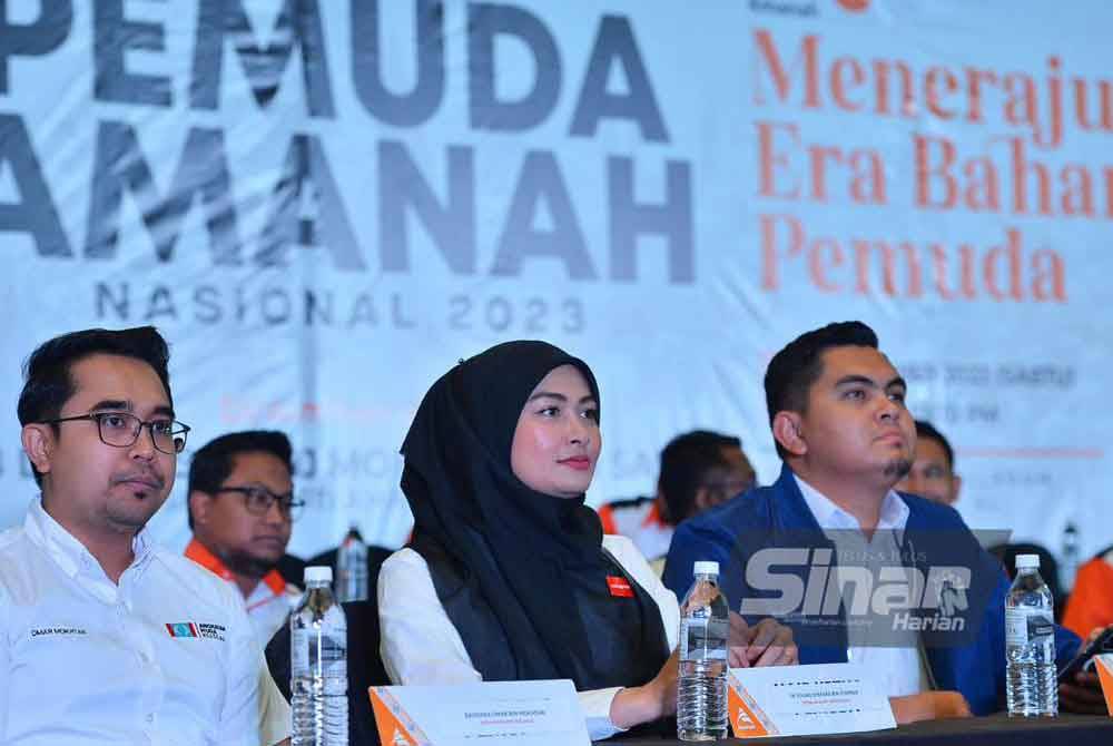 Dr Muhamad Akmal Saleh (kanan) dan Timbalan Ketua kepimpinan Jawatankuasa Eksekutif Pemuda DAP (DAPSY), Young Syefura Othman (tengah) turut hadir pada Konvensyen Pemuda Amanah Nasional 2023 di salah sebuah pusat acara di Bangsar, Kuala Lumpur pada Sabtu. - FOTO SINAR HARIAN/ASRIL ASWANDI SHUKOR.