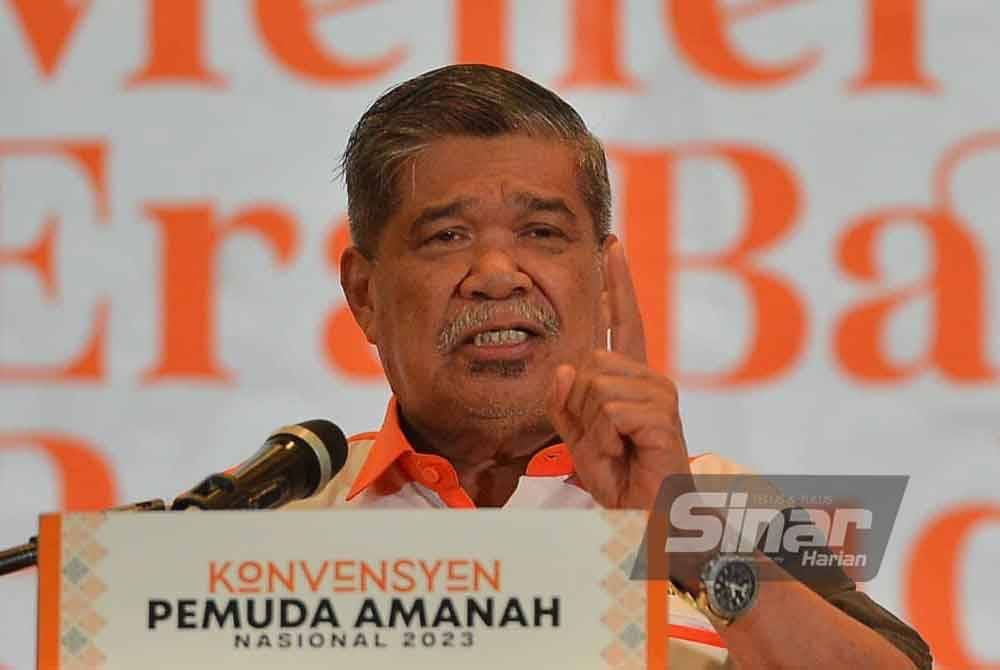 Mohamad ketika menyampaikan ucapan perasmian sewaktu Konvensyen Pemuda Nasional 2023 di salah sebuah pusat acara di Bangsar, pada Sabtu. - Foto Sinar Harian/ ASRIL ASWANDI SHUKOR.