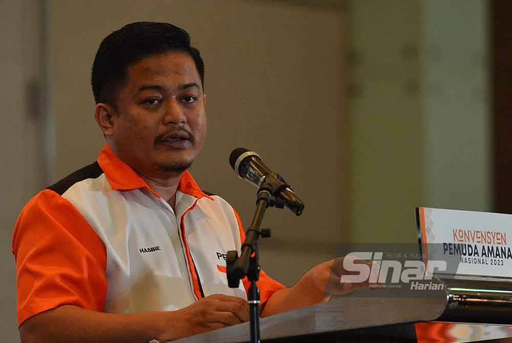 Mohd Hasbie menyampaikan ucapan dasar di hadapan perwakilan sewaktu Konvensyen Pemuda Nasional 2023 di salah sebuah pusat acara di Bangsar, pada Sabtu. - Foto Sinar Harian/ ASRIL ASWANDI SHUKOR.