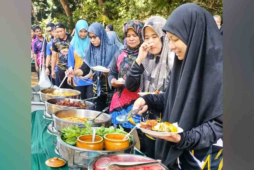 Pengunjung teruja mengambil makanan yang disediakan di atas &#039;Perahu Tembeling&#039;