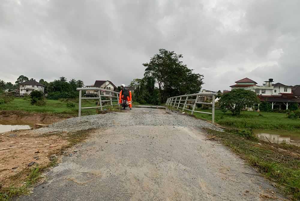 Tebing jambatan Sungai Mulong yang siap dibaik pulih pada Khamis