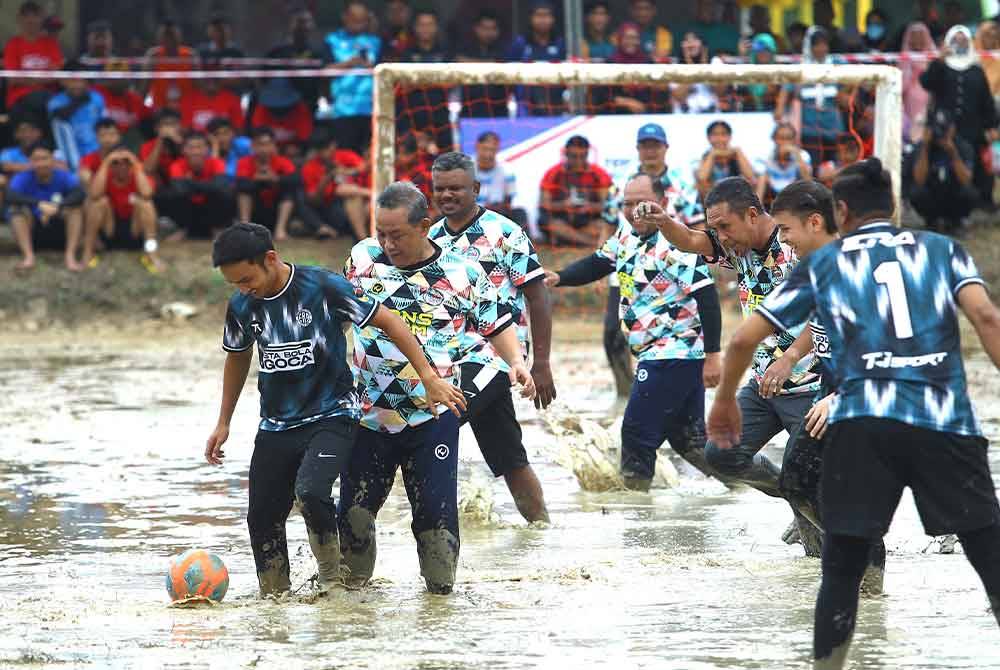 Aminuddin (dua dari kiri) turut beraksi dalam Pesta Bola Ngoca 2023