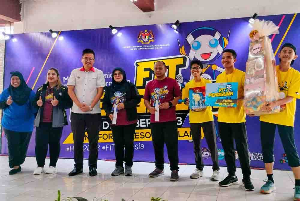 Norena (dua dari kiri) dan Seah Shoo Chin (tiga,kiri) ketika penyampaian hadiah kepada juara Program Fit Pengguna Treasure Hunt di Ayer Keroh pada Sabtu.