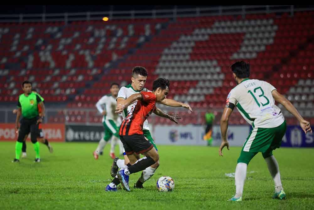 Aksi Kelantan FC dan Kelantan United Football Club (KUFC) di Kota Bharu.