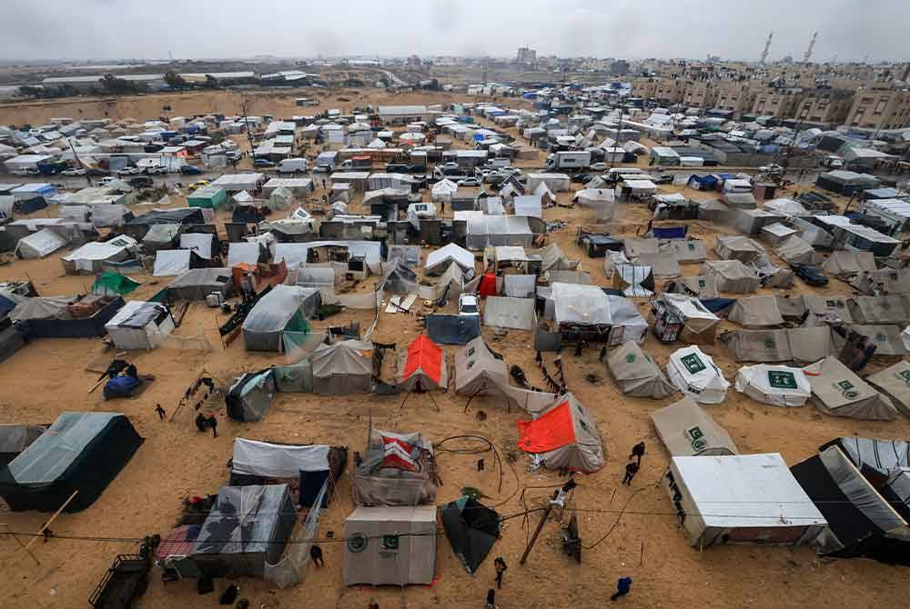 Ratusan ribu penduduk Gaza hilang tempat tinggal kini bersesak di kem sementara di Rafah.